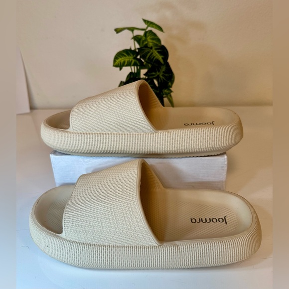 Joomra Slippers Unisex Non Slip
QuickDrying Shower Slides Bat
Sz 6 - Picture 2 of 8